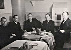 Tartu Kunstimuuseumi asutamise toimkonna koosolek 18. mrtsil 1940.aastal 'Pallase' ruumides. Vasakult paremale: I. Lill, J. Kitzberg, J. Pttsepp, E. Root, A. Starkopf. 