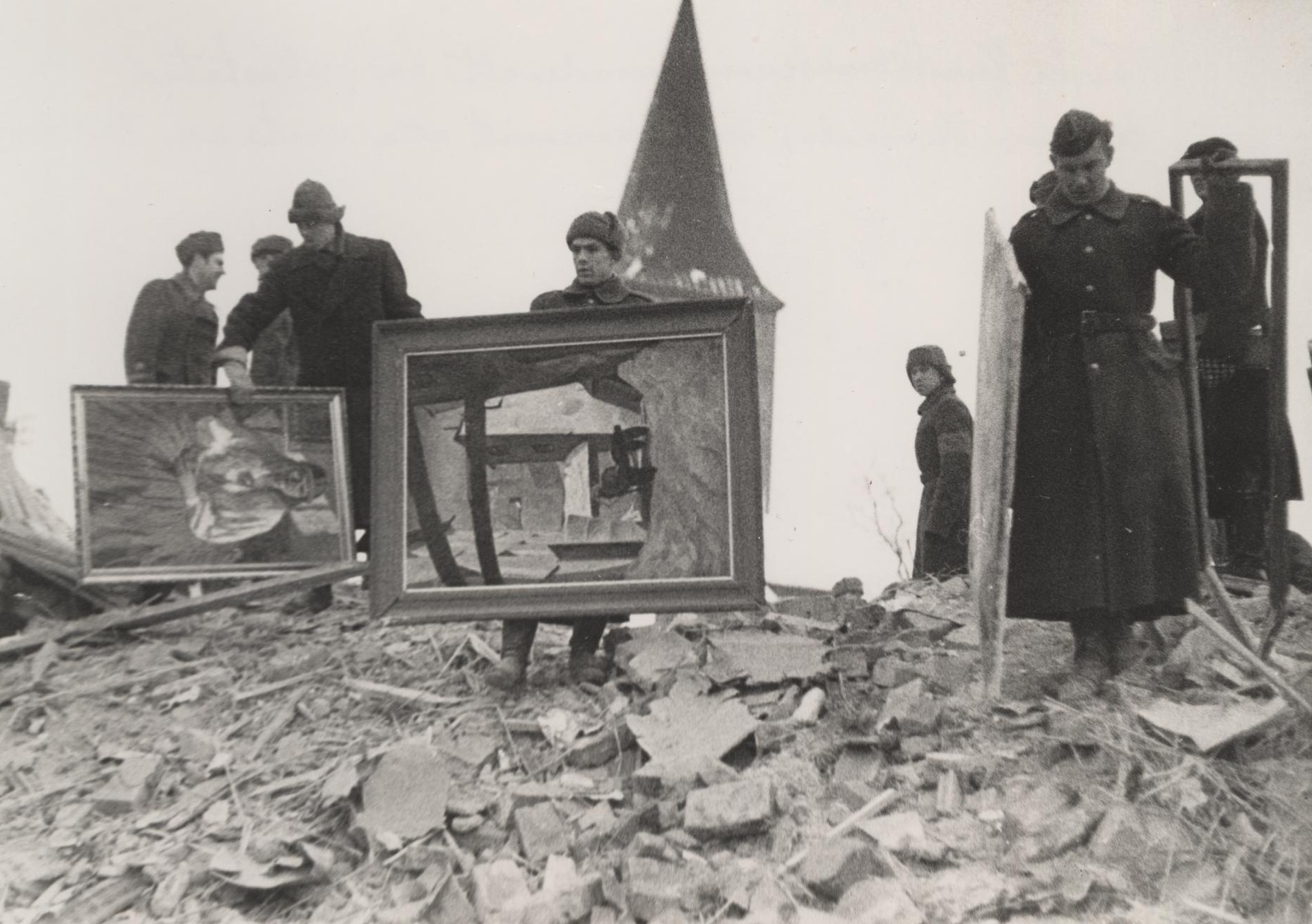 29.01.1943. a on rusude alt vabastatud lademik õlimaale, mida varemeilt alla kantakse. Keskel Ernst Jõesaar.
